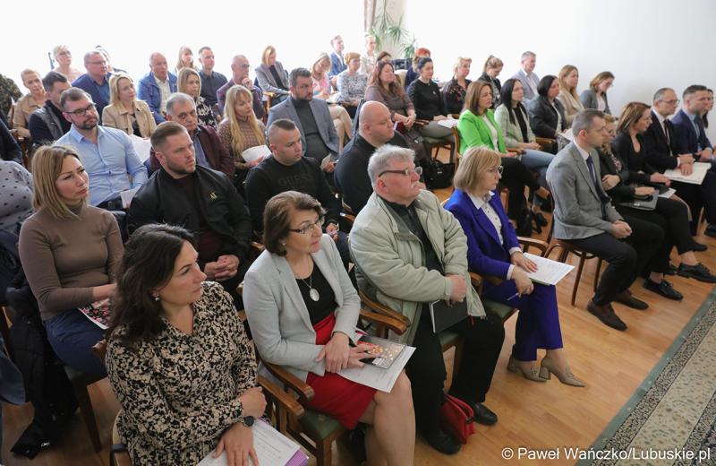 Uczestnicy spotkania informacyjnego nt. głównych założeń programu Fundusze Europejskie dla Lubuskiego 2021-2027 w Krosnie Odrz.
