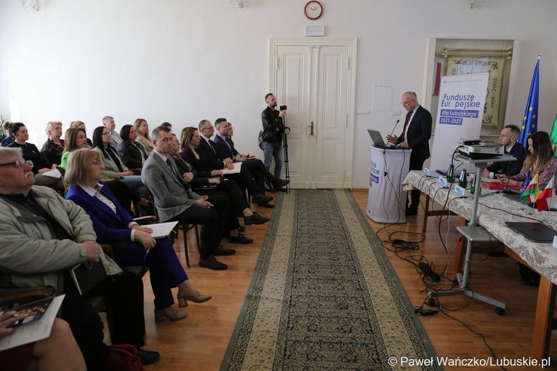Członek zarządu województwa lubuskiego Marcin Jabłoński przemawia podczas spotkania informacyjnego dot. założeń programu Fundusze Europejskie dla Lubuskiego 2021-2027 w Krośnie Odrz.