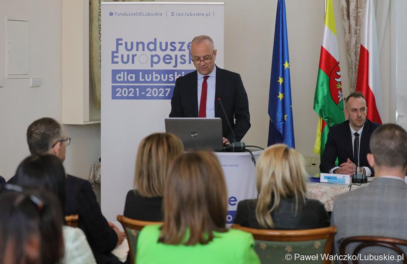 Członek zarządu województwa lubuskiego Marcin Jabłoński przemawia podczas spotkania informacyjnego dot. założeń programu Fundusze Europejskie dla Lubuskiego 2021-2027 w Krośnie Odrz.