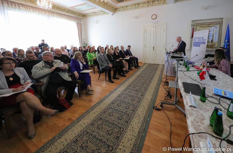 Członek zarządu województwa lubuskiego Marcin Jabłoński przemawia podczas spotkania informacyjnego dot. założeń programu Fundusze Europejskie dla Lubuskiego 2021-2027 w Krośnie Odrz.