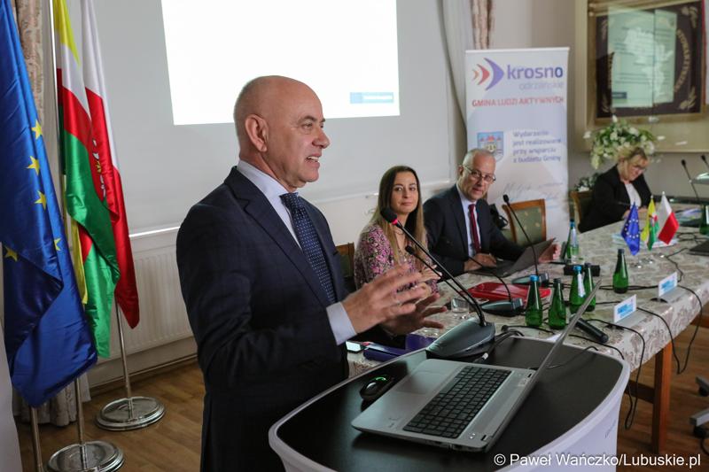 Dyr. departamentu Programów Regionalnych UMWL Marek Kamiński przekazuje informacje podczas spotkania dot. głównych założeń programu Fundusze Europejskie dla Lubuskiego 2021-2027 w Krosnie Odrz.