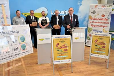 26 kwietnia 2023 r. w Sali Kolumnowej Urzędu Marszałkowskiego Województwa Lubuskiego odbyła się konferencja prasowa inaugurująca kolejny, 3. sezon Warsztatów z Producentami Regionalnymi, organizowanych przez Lubuskie Centrum Produktu Regionalnego