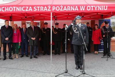 Uroczystość przekazania nowego wozu bojowego dla OSP w Otyniu
