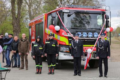 Uroczystość przekazania nowego wozu bojowego dla OSP w Otyniu