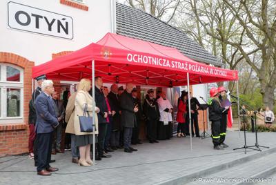 Uroczystość przekazania nowego wozu bojowego dla OSP w Otyniu