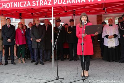 Barbara Wróblewska, burmistrz Otynia przemawia podczas uroczystości przekazania nowego wozu bojowego dla OSP w Otyniu