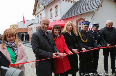 Uroczyste przecięcie wstęgi podczas przekazania nowego wozu bojowego dla OSP w Otyniu