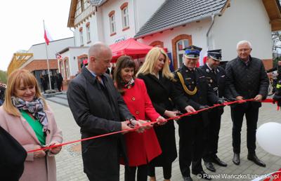 Uroczyste przecięcie wstęgi podczas przekazania nowego wozu bojowego dla OSP w Otyniu
