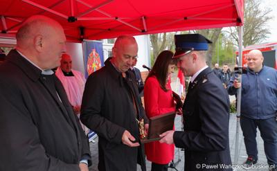 Uroczystość przekazania nowego wozu bojowego dla OSP w Otyniu