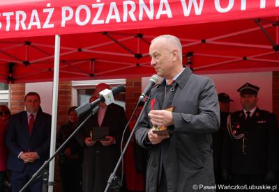 Członek zarządu woj. lubuskiego Marcin Jabłoński przemawia podczas uroczystego przekazania nowego wozu bojowego dla OSP w Otyniu OSP