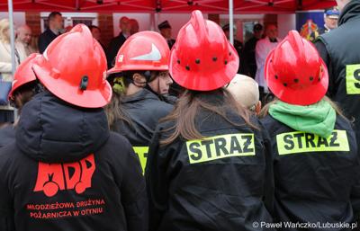 Uroczystość przekazania nowego wozu bojowego dla OSP w Otyniu