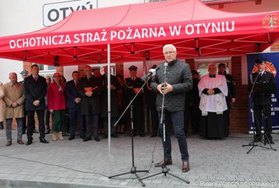 Senator RP Wadim Tyszkiewicz  przemawia podczas uroczystego przekazania nowego wozu bojowego dla OSP w Otyniu OSP