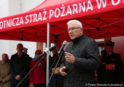 Senator RP Wadim Tyszkiewicz przemawia podczas uroczystego przekazania nowego wozu bojowego dla OSP w Otyniu OSP