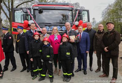 Uroczystość przekazania nowego wozu bojowego dla OSP w Otyniu