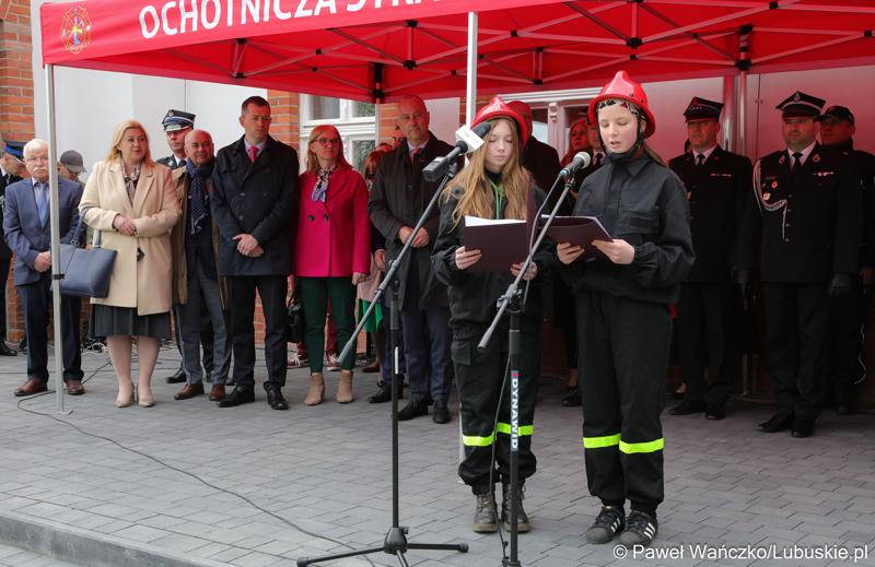 Uroczystość przekazania nowego wozu bojowego dla OSP w Otyniu