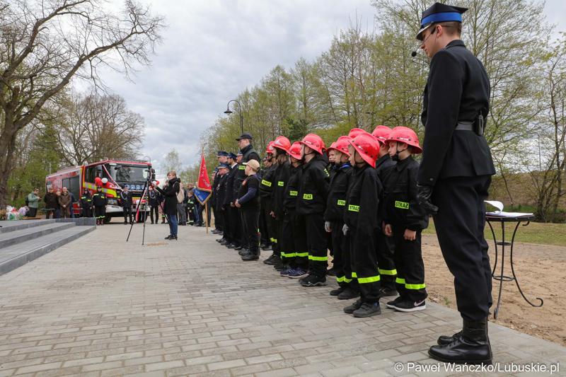 Uroczystość przekazania nowego wozu bojowego dla OSP w Otyniu