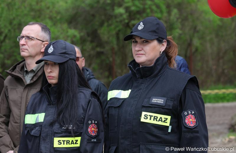 Uroczystość przekazania nowego wozu bojowego dla OSP w Otyniu