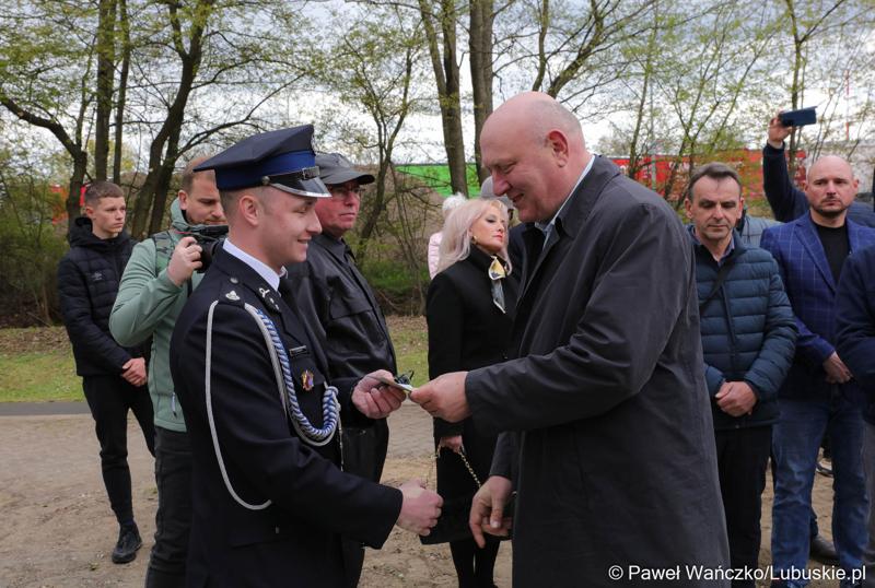 Uroczystość przekazania nowego wozu bojowego dla OSP w Otyniu