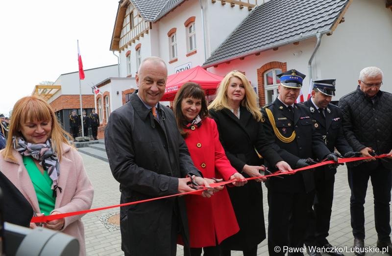 Uroczyste przecięcie wstęgi podczas przekazania nowego wozu bojowego dla OSP w Otyniu