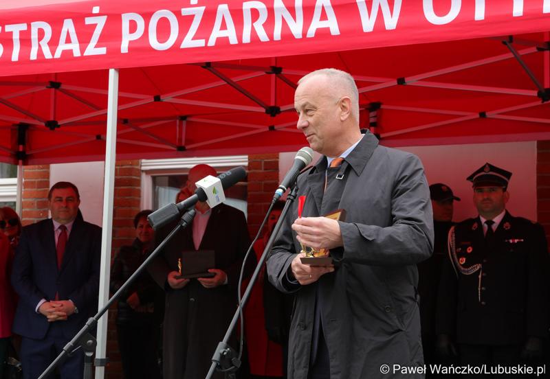 Członek zarządu woj. lubuskiego Marcin Jabłoński przemawia podczas uroczystego przekazania nowego wozu bojowego dla OSP w Otyniu OSP
