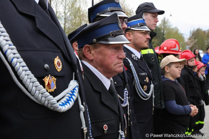 Uroczystość przekazania nowego wozu bojowego dla OSP w Otyniu