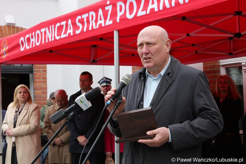 Przewodniczący lubuskiego Sejmiku Wacław Maciuszonek przemawia podczas uroczystego przekazania nowego wozu bojowego dla OSP w Otyniu OSP