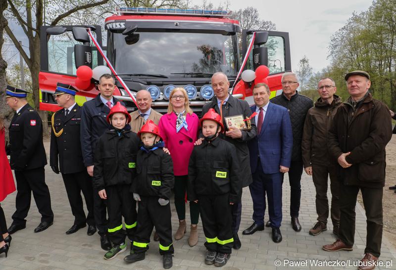 Uroczystość przekazania nowego wozu bojowego dla OSP w Otyniu