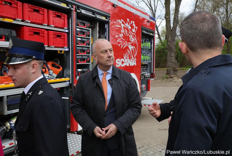 Członek zarządu woj. lubuskiego Marcin Jabłoński przy nowym wozie bojowym OSP w Otyniu