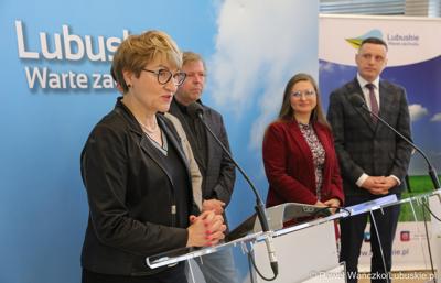 Marszałek Województwa Lubuskiego Elżbieta Anna Polak (przy mikrofonie) podczas konferencji prasowej na temat III Lubuskiego Festiwalu Otwartych Piwnic i Winnic 2023
