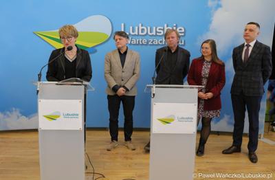 Marszałek Województwa Lubuskiego Elżbieta Anna Polak (przy mikrofonie) podczas konferencji prasowej na temat III Lubuskiego Festiwalu Otwartych Piwnic i Winnic 2023. Z tyłu stoją, od lewej: dyr Departamentu Promocji i Strategii Marki urzędu marszałkowskiego Janusz Rewers, Krzysztof Fedorowicz z Winnicy Miłosz w Łazie, Kinga Kowalewska-Koziarska z Winnicy Kinga ze Starej Wsi k. Nowej Soli oraz Marcin Hak, przedstawiciel kompleksu Srebrna Góra.