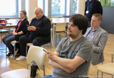 Dziennikarze na konferencji prasowej na temat III Lubuskiego Festiwalu Otwartych Piwnic i Winnic 2023