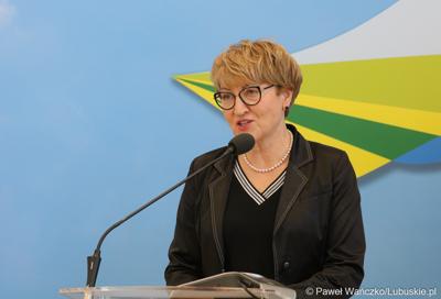 Marszałek Województwa Lubuskiego Elżbieta Anna Polak podczas konferencji prasowej na temat III Lubuskiego Festiwalu Otwartych Piwnic i Winnic 2023