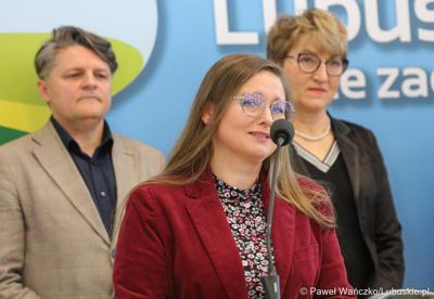  Kinga Kowalewska-Koziarska z Winnicy Kinga ze Starej Wsi k. Nowej Soli podczas konferencji prasowej na temat III Lubuskiego Festiwalu Otwartych Piwnic i Winnic 2023