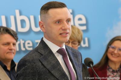 Marcin Hak, przedstawiciel kompleksu Srebrna Góra przemawia podczas konferencji prasowej na temat III Lubuskiego Festiwalu Otwartych Piwnic i Winnic 2023.