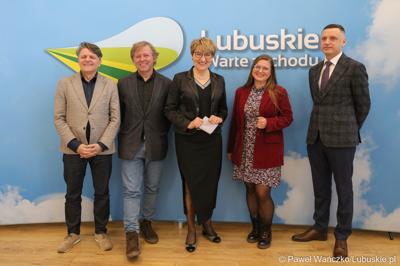 Uczestnicy konferencji prasowej na temat III Lubuskiego Festiwalu Otwartych Piwnic i Winnic 2023. Od lewej: dyr Departamentu Promocji i Strategii Marki urzędu marszałkowskiego Janusz Rewers, Krzysztof Fedorowicz z Winnicy Miłosz w Łazie, Marszałek Województwa Lubuskiego Elżbieta Anna Polak, Kinga Kowalewska-Koziarska z Winnicy Kinga ze Starej Wsi k. Nowej Soli oraz Marcin Hak, przedstawiciel kompleksu Srebrna Góra.