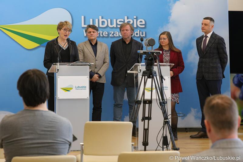 Uczestnicy konferencji prasowej na temat III Lubuskiego Festiwalu Otwartych Piwnic i Winnic 2023