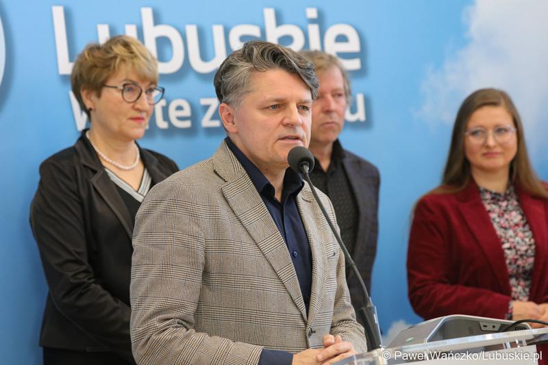 Janusz Rewers (przy mikrtofonie), dyrektor Departamentu Promocji i Strategii Marki urzędu marszałkowskiego podczas konferencji prasowej na temat III Lubuskiego Festiwalu Otwartych Piwnic i Winnic 2023