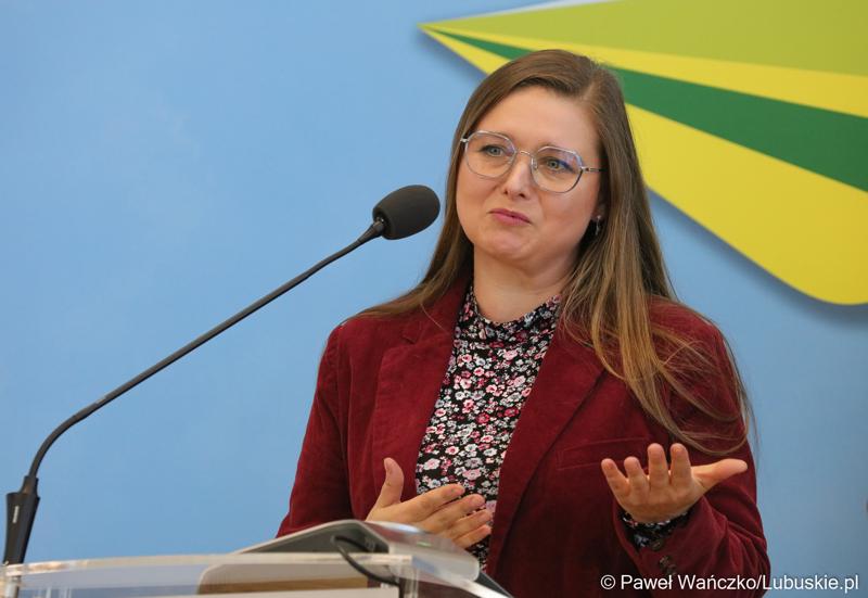 Kinga Kowalewska-Koziarska z Winnicy Kinga ze Starej Wsi k. Nowej Soli podczas konferencji prasowej na temat III Lubuskiego Festiwalu Otwartych Piwnic i Winnic 2023