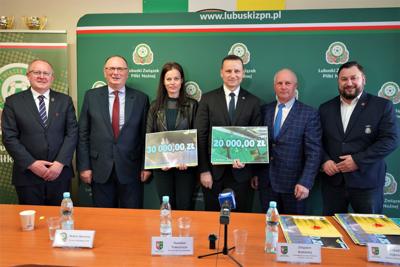 28 kwietnia 2023 r. w siedzibie Lubuskiego Związku Piłki Nożnej w Zielonej Górze podpisano z włodarzami gmin umowy na nawadnianie boisk oraz na budowę trybun