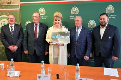 28 kwietnia 2023 r. w siedzibie Lubuskiego Związku Piłki Nożnej w Zielonej Górze podpisano z włodarzami gmin umowy na nawadnianie boisk oraz na budowę trybun