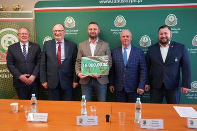 28 kwietnia 2023 r. w siedzibie Lubuskiego Związku Piłki Nożnej w Zielonej Górze podpisano z włodarzami gmin umowy na nawadnianie boisk oraz na budowę trybun