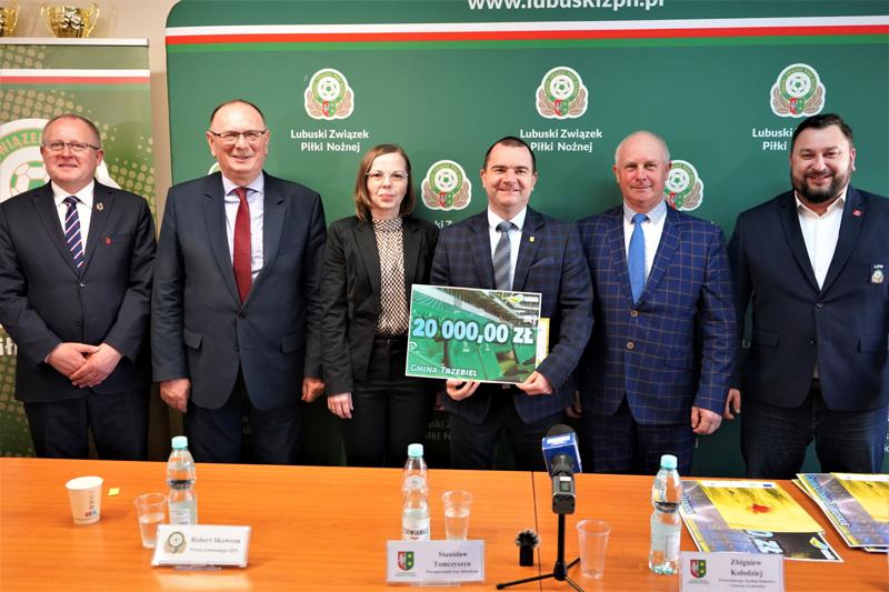 28 kwietnia 2023 r. w siedzibie Lubuskiego Związku Piłki Nożnej w Zielonej Górze podpisano z włodarzami gmin umowy na nawadnianie boisk oraz na budowę trybun