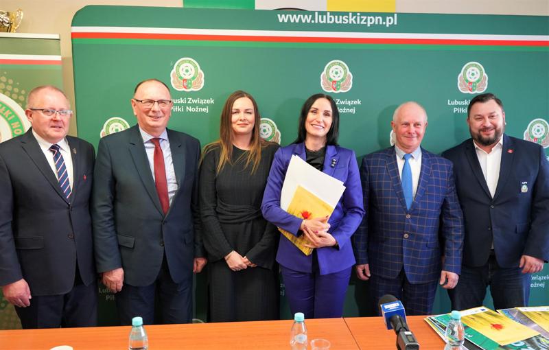 28 kwietnia 2023 r. w siedzibie Lubuskiego Związku Piłki Nożnej w Zielonej Górze podpisano z włodarzami gmin umowy na nawadnianie boisk oraz na budowę trybun