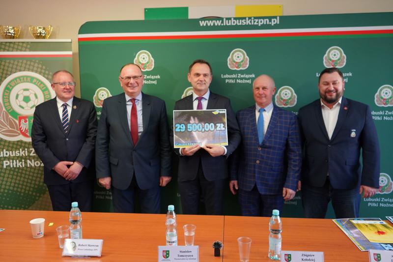 28 kwietnia 2023 r. w siedzibie Lubuskiego Związku Piłki Nożnej w Zielonej Górze podpisano z włodarzami gmin umowy na nawadnianie boisk oraz na budowę trybun
