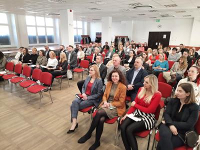 Funduszowy trip zawitał do Gorzowa Wlkp. 28 kwietnia 2023 r. w Sali sesyjnej Urzędu Miasta odbyło się spotkanie informacyjne w sprawie programu Fundusze Europejskie Województwa Lubuskiego.
