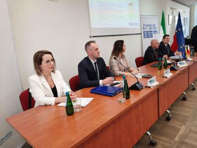Funduszowy trip zawitał do Gorzowa Wlkp. 28 kwietnia 2023 r. w Sali sesyjnej Urzędu Miasta odbyło się spotkanie informacyjne w sprawie programu Fundusze Europejskie Województwa Lubuskiego.