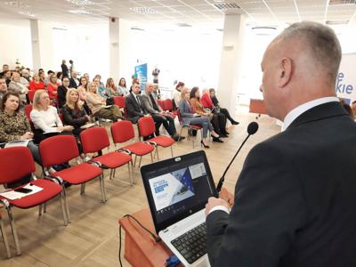 Funduszowy trip zawitał do Gorzowa Wlkp. 28 kwietnia 2023 r. w Sali sesyjnej Urzędu Miasta odbyło się spotkanie informacyjne w sprawie programu Fundusze Europejskie Województwa Lubuskiego.