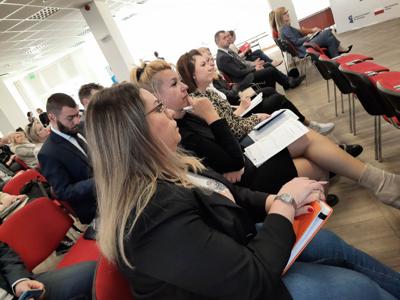 Funduszowy trip zawitał do Gorzowa Wlkp. 28 kwietnia 2023 r. w Sali sesyjnej Urzędu Miasta odbyło się spotkanie informacyjne w sprawie programu Fundusze Europejskie Województwa Lubuskiego.
