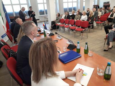Funduszowy trip zawitał do Gorzowa Wlkp. 28 kwietnia 2023 r. w Sali sesyjnej Urzędu Miasta odbyło się spotkanie informacyjne w sprawie programu Fundusze Europejskie Województwa Lubuskiego.