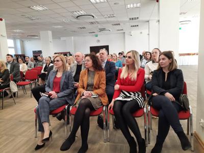Funduszowy trip zawitał do Gorzowa Wlkp. 28 kwietnia 2023 r. w Sali sesyjnej Urzędu Miasta odbyło się spotkanie informacyjne w sprawie programu Fundusze Europejskie Województwa Lubuskiego.